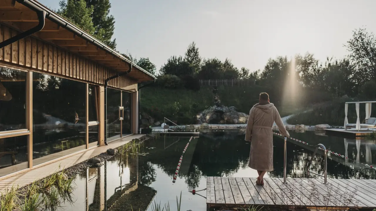 Molzbachhof in Kirchberg/Wechsel – Naturbadeteich mit Holzsteg und Wellnessgebäude | Wellnesshotel Wechselgebiet