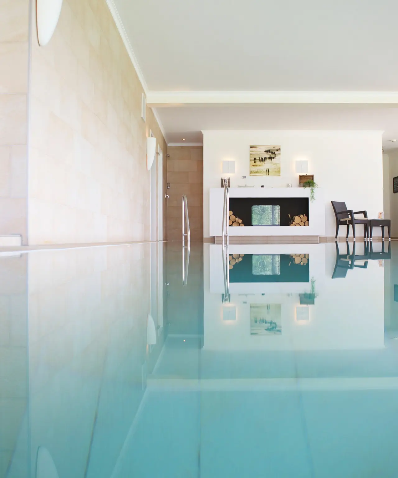 Lundenbergsand Nordsee Hideaway und Spa in Simonsberg – Innenpool mit gemütlichem Kaminbereich | Wellnesshotel Nordsee