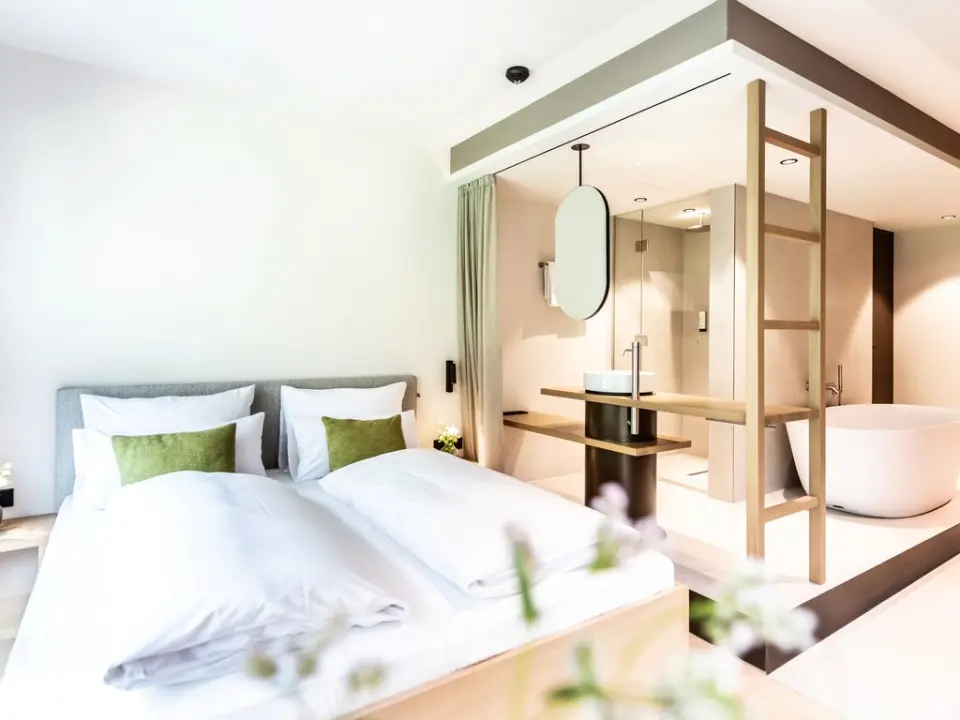 Hotel BERGEBLICK in Bad Tölz – Modernes Doppelzimmer mit offener Badewanne und Dusche | Wellnesshotel Oberbayern
