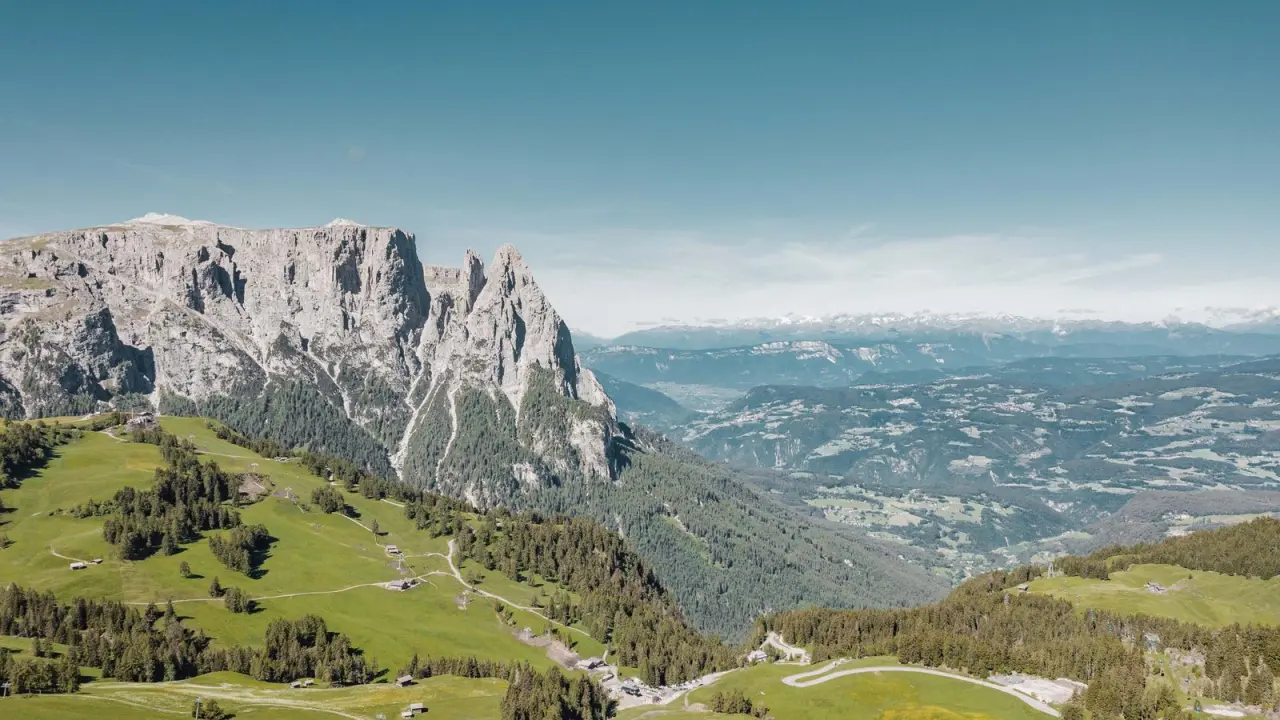 Hotel Seiser Alm Urthaler in Kastelruth – Panorama der Seiser Alm mit Dolomiten | Wellnesshotel Südtirol