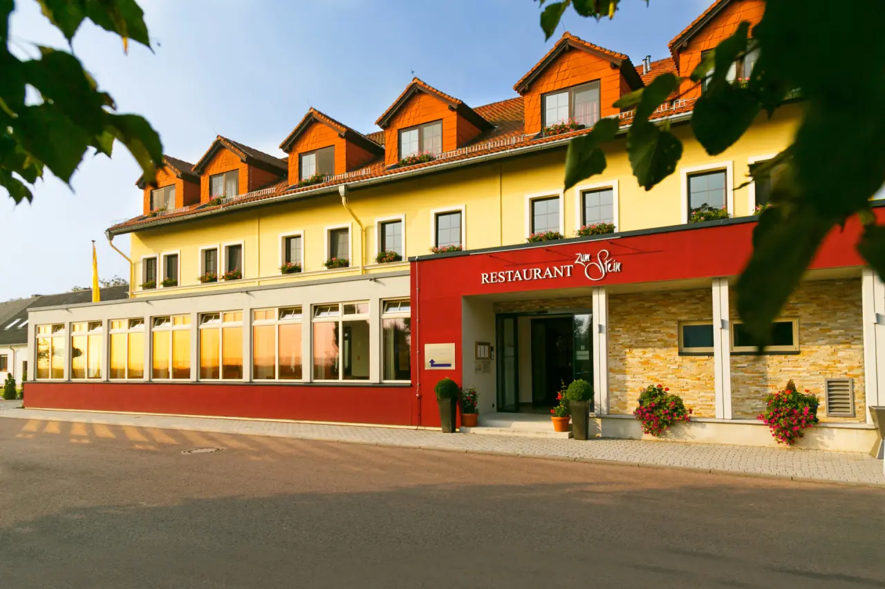 Ringhotel "Zum Stein" Wörlitz in Oranienbaum Wörlitz – Hoteleingang und Restaurant | Wellnesshotel Sachsen-Anhalt