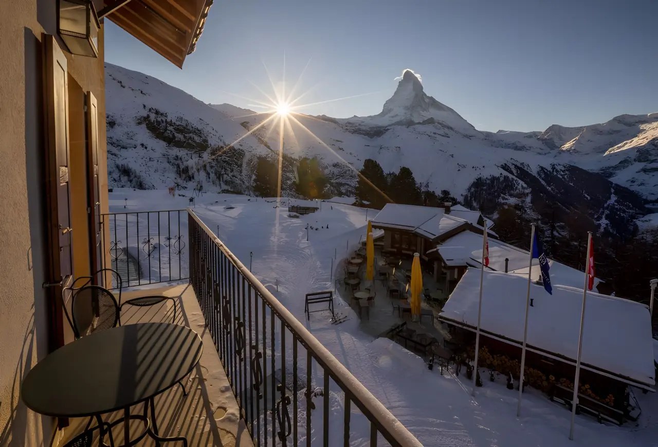 Riffelalp Resort 2222 m in Zermatt – Balkonblick auf Matterhorn und verschneite Landschaft | Wellnesshotel Wallis