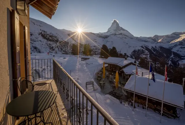 Riffelalp Resort 2222 m in Zermatt – Balkonblick auf Matterhorn und verschneite Landschaft | Wellnesshotel Wallis