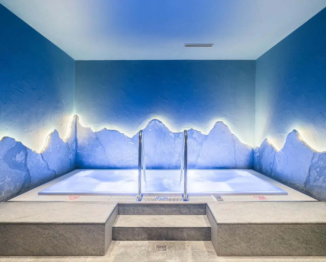 Riffelalp Resort 2222 m in Zermatt – Innen-Whirlpool mit stimmungsvoller Beleuchtung | Wellnesshotel Wallis