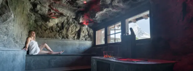 Riffelalp Resort 2222 m in Zermatt – Entspannung in der Felsengrotte mit Matterhorn-Blick | Wellnesshotel Wallis