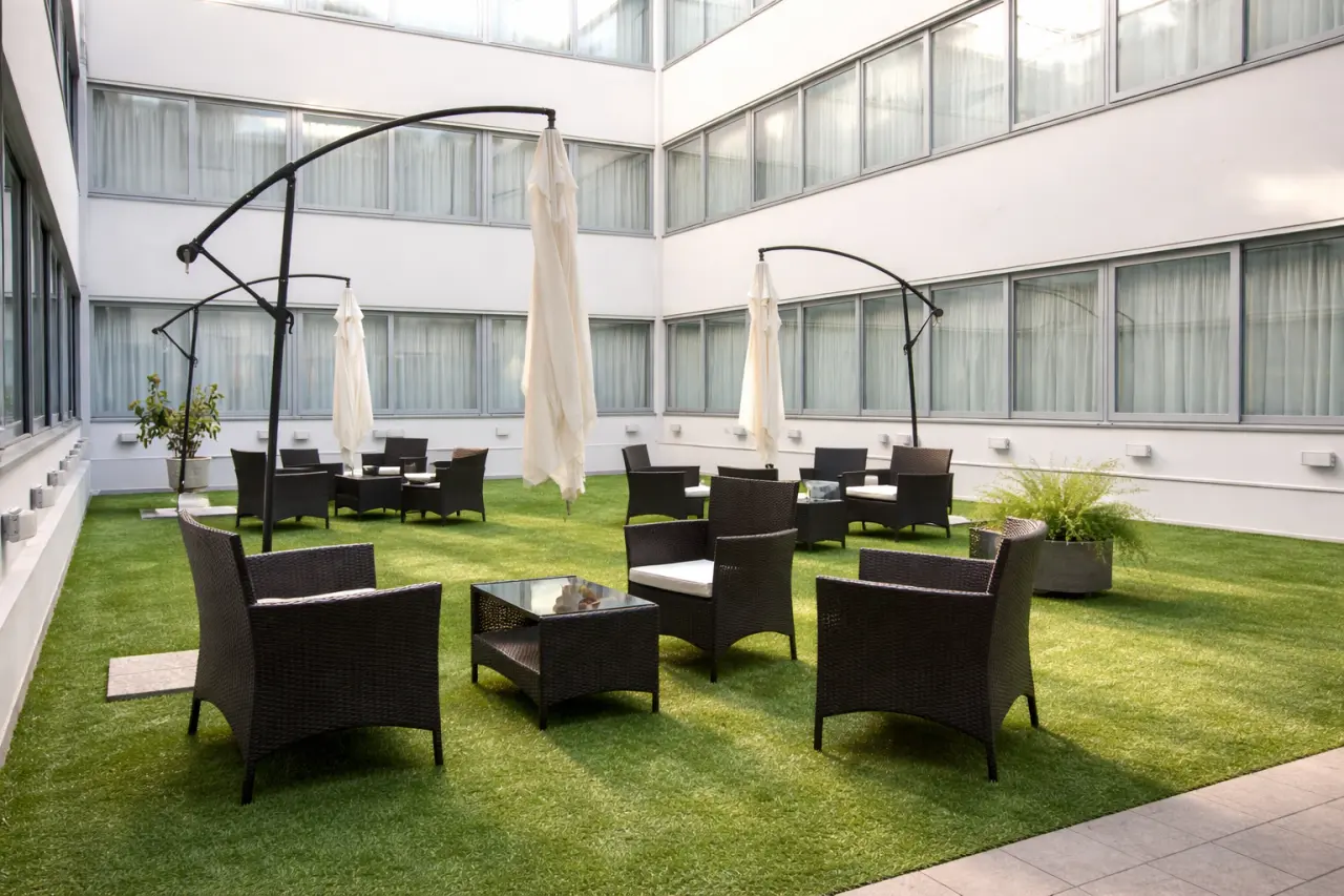 Maestrale Resort Hotel - Grosseto in Grosseto – Innenhof mit Sitzgelegenheiten und Kunstrasen | Wellnesshotel Toskana