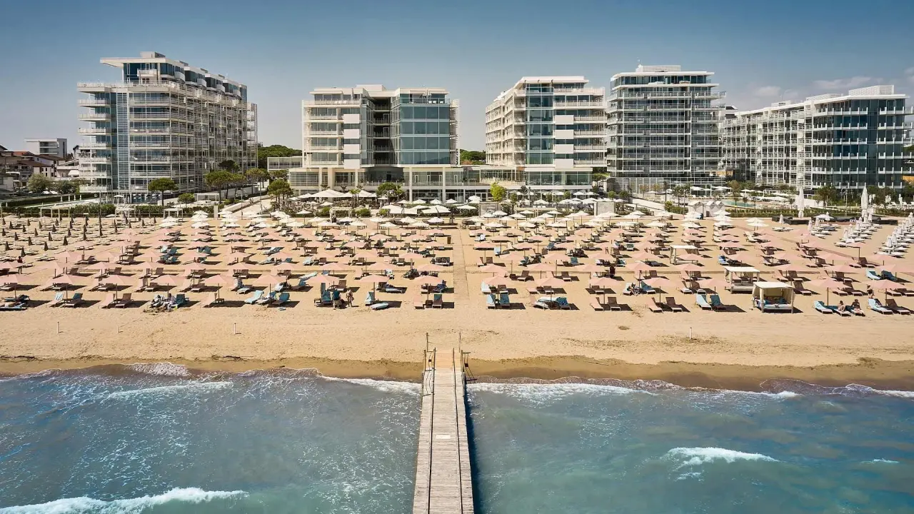 Falkensteiner Hotel & Spa Jesolo in Jesolo – Hotelkomplex am Strand mit Steg ins Meer | Wellnesshotel Venetien