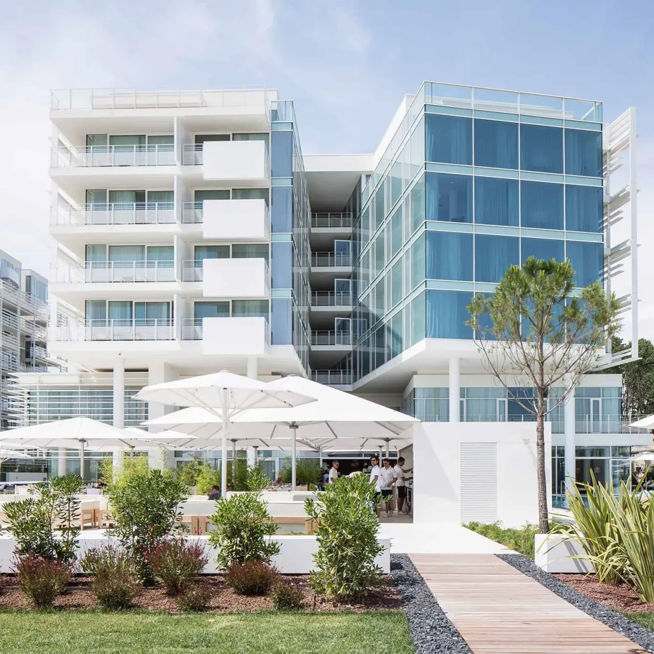 Falkensteiner Hotel & Spa Jesolo in Jesolo – Moderne Hotelfassade mit Balkonen und Grünanlage | Wellnesshotel Venetien