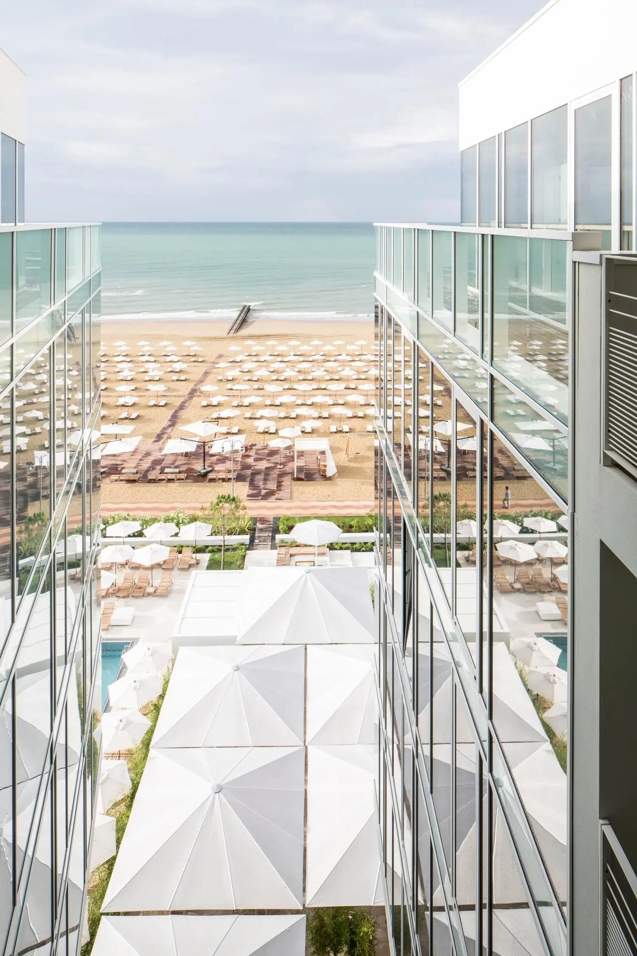 Falkensteiner Hotel & Spa Jesolo in Jesolo – Blick durch die Architektur zum Strand und Meer | Wellnesshotel Venetien