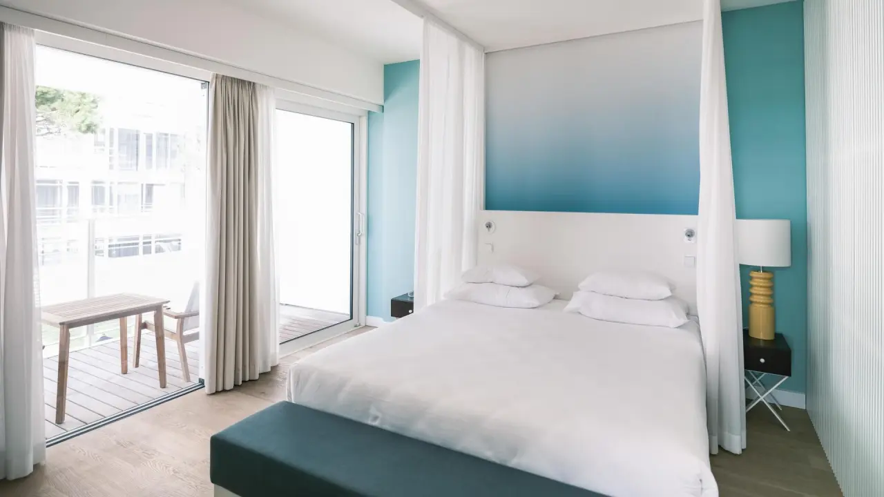 Falkensteiner Hotel & Spa Jesolo in Jesolo – Modernes Doppelzimmer mit Balkon und Meerblick | Wellnesshotel Venetien