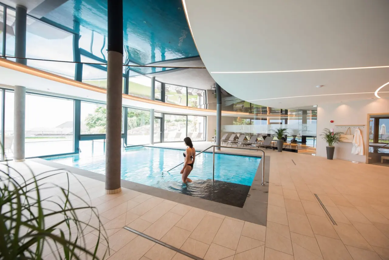 Hotel Torgglhof Kaltern in Kaltern – Moderner Innenpool mit Panoramablick und Gast | Wellnesshotel Kaltern an der Weinstraße