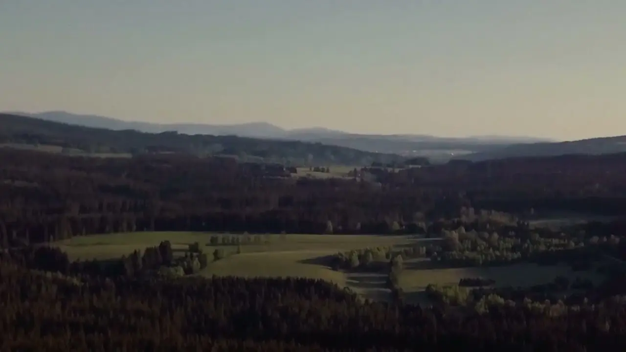 Hotel Guglwald in Guglwald – Malerische Wald- und Hügellandschaft bei Sonnenaufgang | Wellnesshotel Mühlviertel