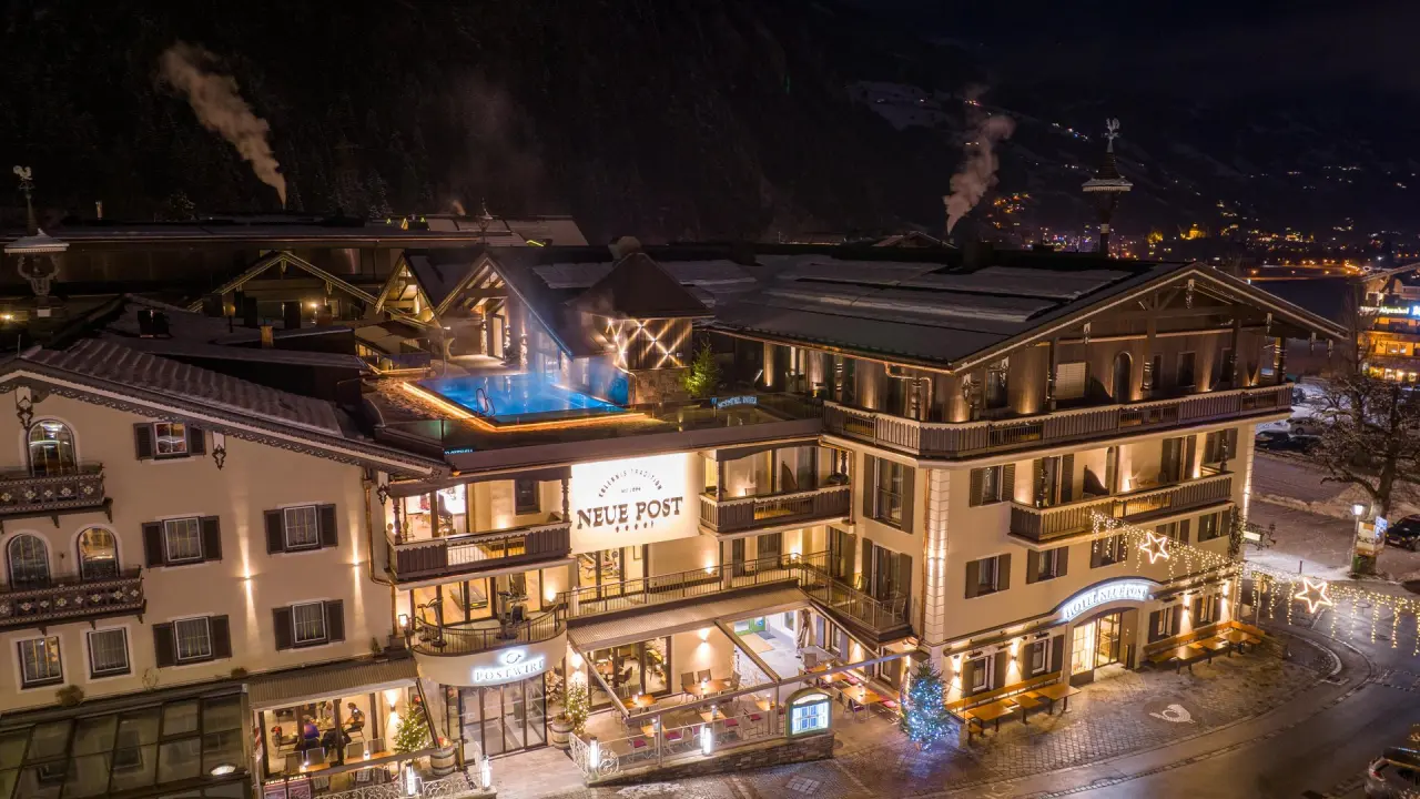 Hotel Neue Post in Mayrhofen – Hotelansicht bei Nacht mit beleuchtetem Rooftop-Pool | Wellnesshotel Zillertal