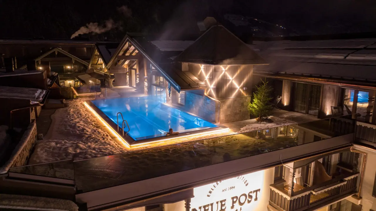 Hotel Neue Post in Mayrhofen – Beleuchteter Rooftop-Pool bei Nacht mit Bergblick | Wellnesshotel Zillertal