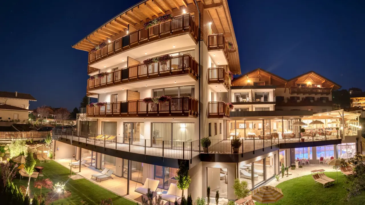 Hotel Sonnenheim Hafling in Schenna – Beleuchtete Hotelaußenansicht bei Nacht | Wellnesshotel Südtirol