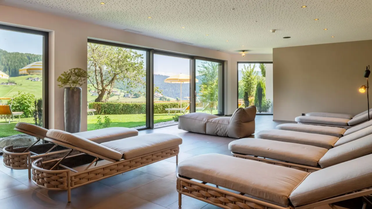 Hotel Sonnenheim Hafling in Schenna – Entspannungsraum mit Panoramablick auf die Berge | Wellnesshotel Südtirol