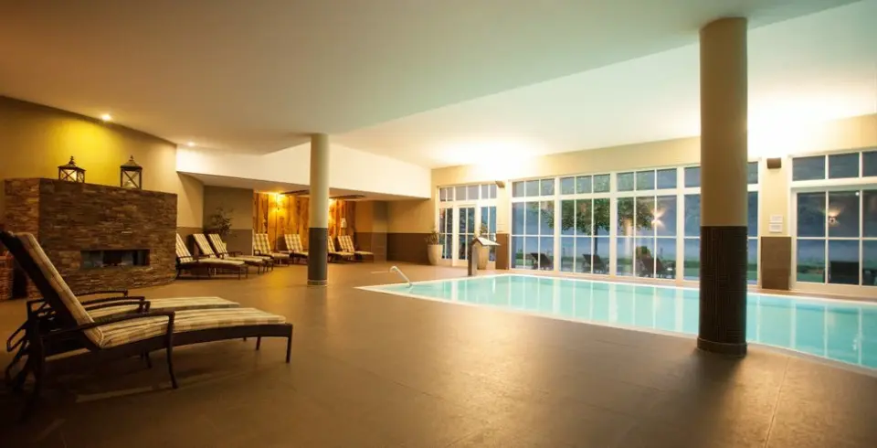 Schloss Basthorst in Crivitz – Innenpool mit Liegebereich und Kamin | Wellnesshotel Mecklenburg-Vorpommern