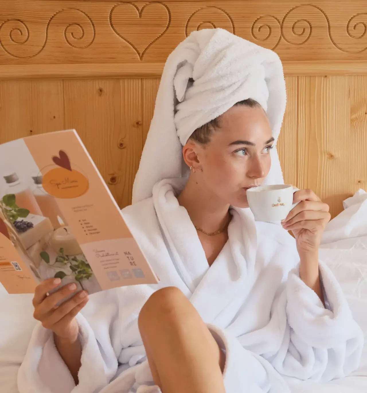 Genuss und Vitalhotel Moisl in Abtenau – Frau im Bademantel entspannt im Hotelzimmer | Wellnesshotel Salzburger Land