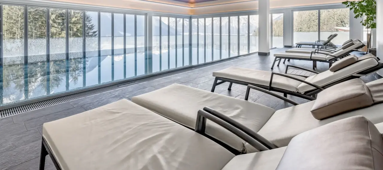 Naturhotel Alpenblick in Maurach am Achensee – Innenpool mit Bergblick | Wellnesshotel Achensee
