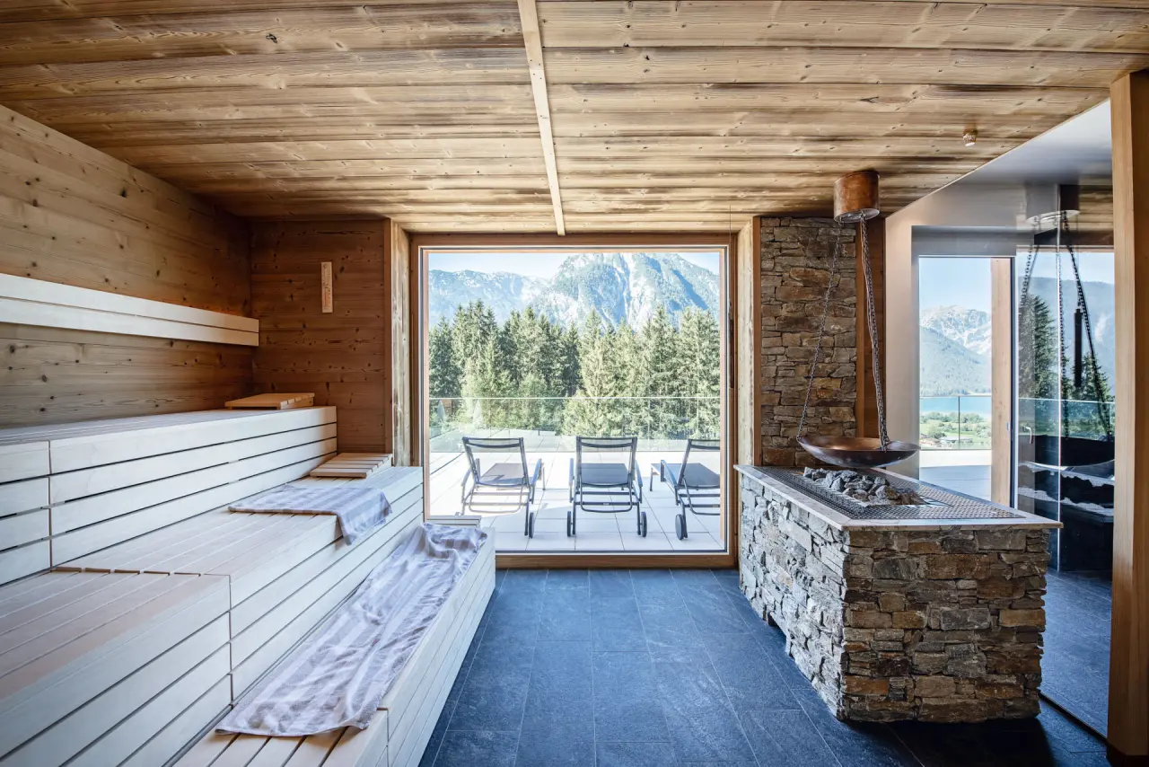 Naturhotel Alpenblick in Maurach am Achensee – Panorama-Sauna mit Waldblick | Wellnesshotel Achensee