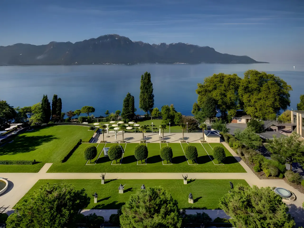 Fairmont - Montreux Palace in Montreux – Gepflegter Hotelgarten mit Blick auf den Genfersee | Wellnesshotel Genfersee