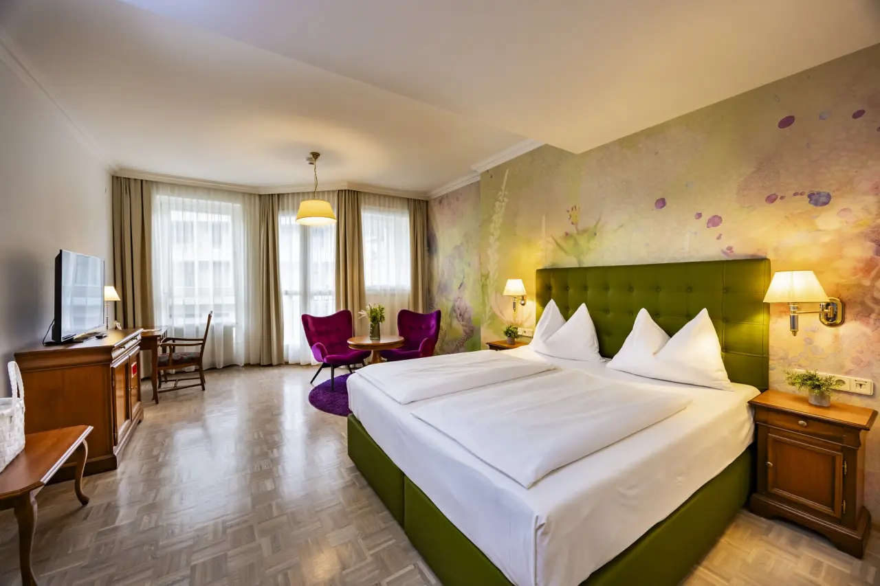 Hotel Allmer in Bad Gleichenberg – Modernes Hotelzimmer mit Doppelbett, farbigen Akzenten und Balkon | Wellnesshotel Steiermark