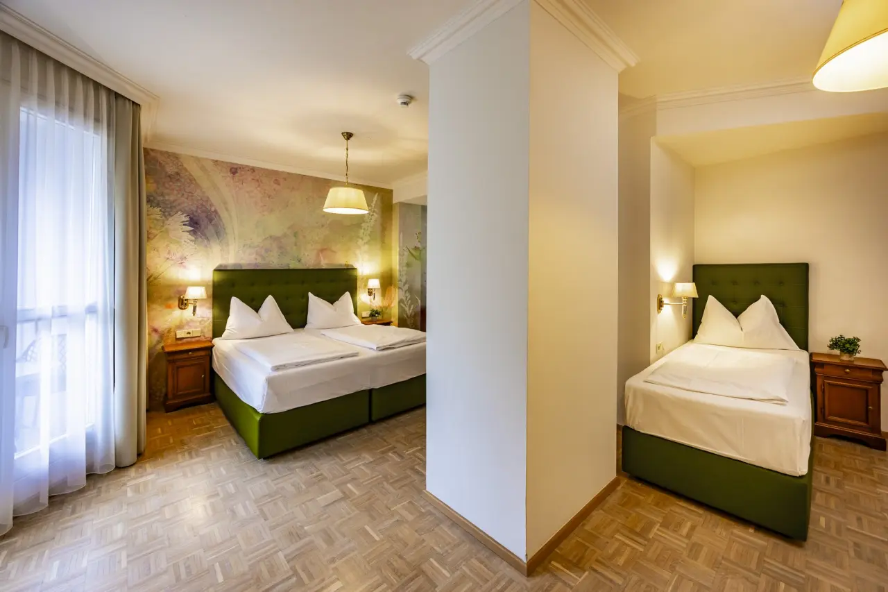 Hotel Allmer in Bad Gleichenberg – Geräumiges Hotelzimmer mit Doppelbett und separatem Einzelbett | Wellnesshotel Steiermark