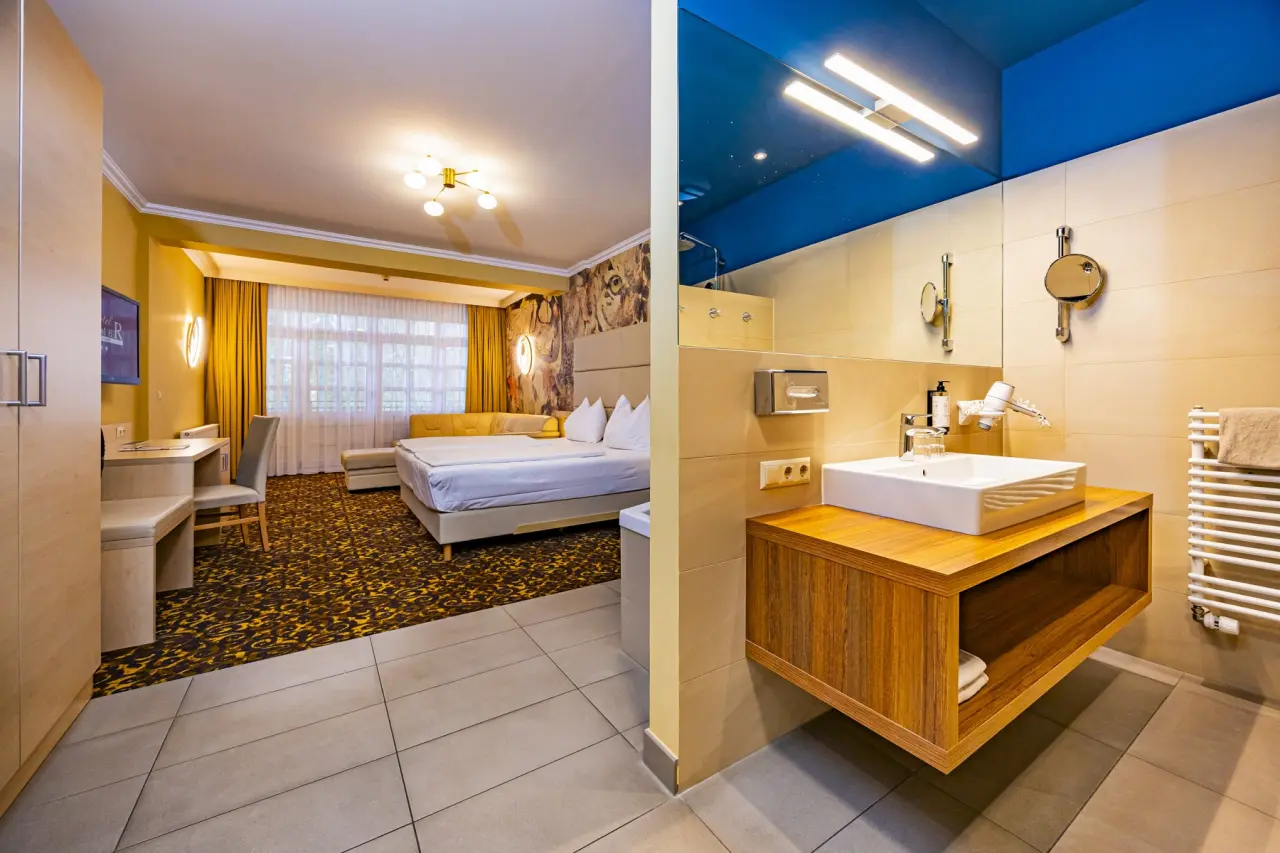 Hotel Allmer in Bad Gleichenberg – Modernes Hotelzimmer mit Doppelbett und offenem Badezimmerbereich | Wellnesshotel Steiermark