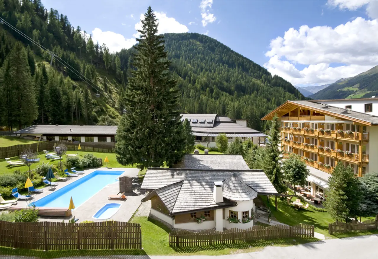 Alpinhotel Jesacherhof in St. Jakob in Defereggen – Hotelanlage im Sommer mit Außenpool | Wellnesshotel Osttirol