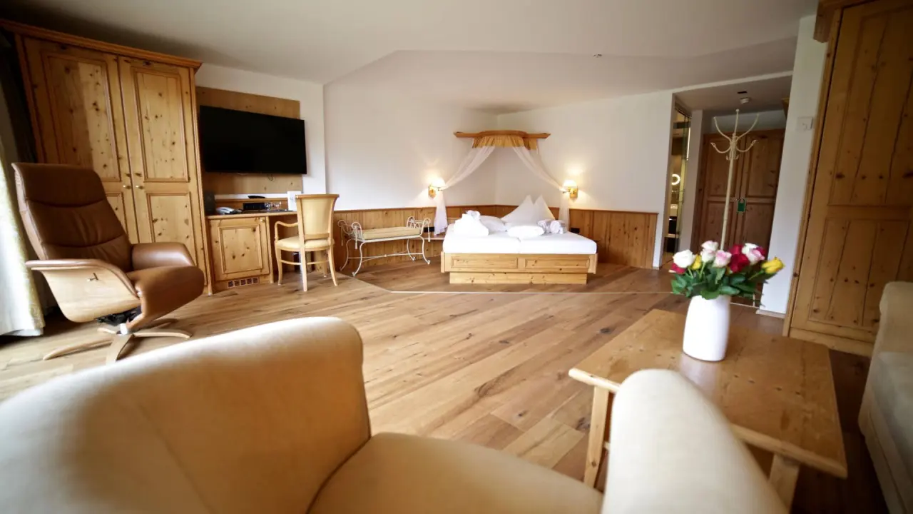 Alpinhotel Jesacherhof in St. Jakob in Defereggen – Gemütliches Hotelzimmer mit traditionellen Holzmöbeln | Wellnesshotel Osttirol