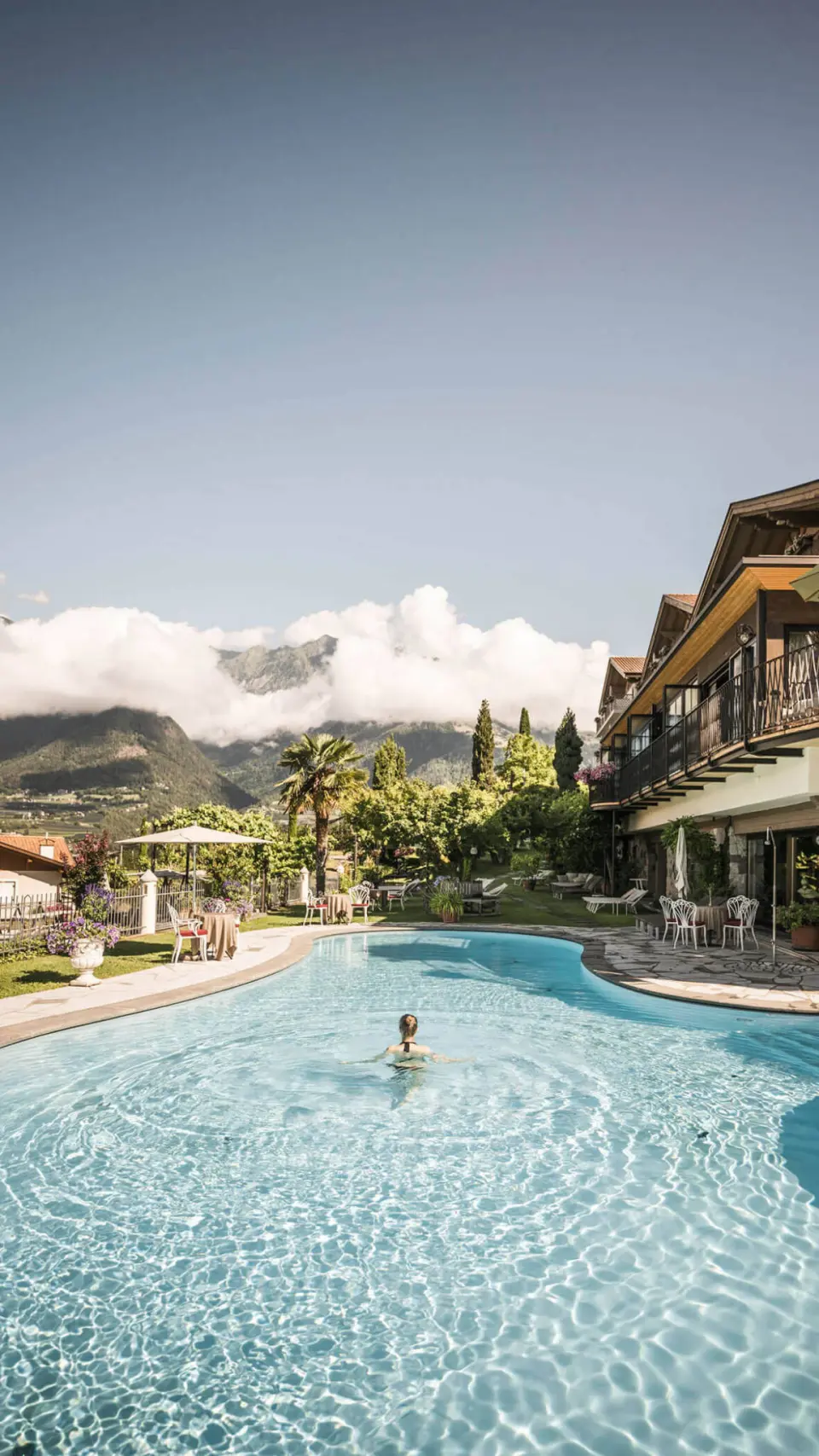 Hotel Lagrein in Schenna – Außenpool mit Hotelgebäude und Bergpanorama | Wellnesshotel Südtirol