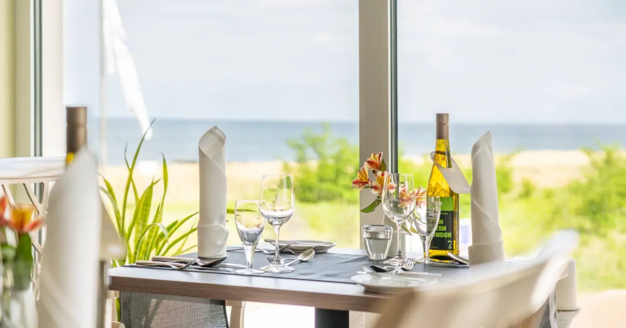 Strandhotel Seerose in Seebad Kölpinsee – Restauranttisch mit Meerblick | Wellnesshotel Ostseeküste