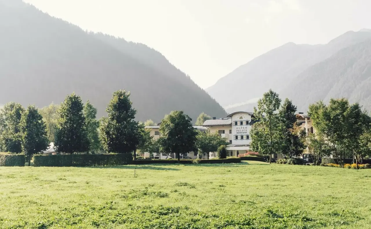 ALPENPALACE Luxury Hideaway & Spa Retreat in Luttach – Hotelansicht mit Alpenpanorama und grünen Wiesen | Wellnesshotel Südtirol