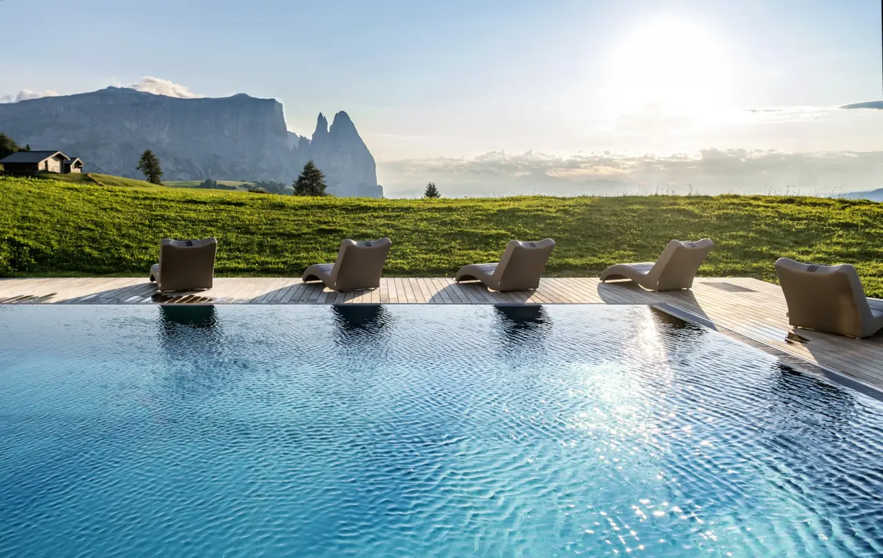 Sport & Wellness Hotel Santner in Kastelruth – Infinity-Pool mit Dolomitenblick bei Sonnenaufgang | Wellnesshotel Südtirol