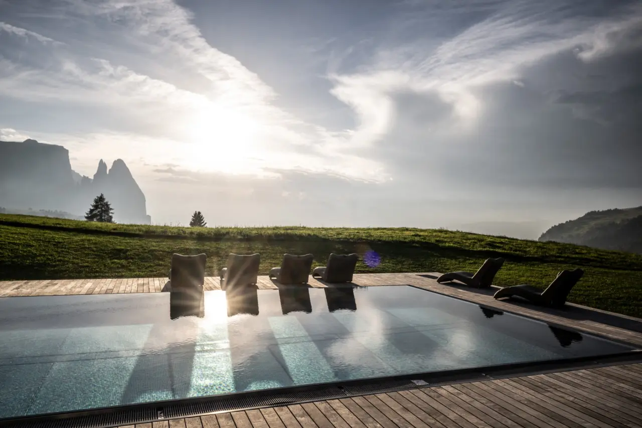 Sport & Wellness Hotel Santner in Kastelruth – Infinity-Pool mit Panoramablick auf die Dolomiten | Wellnesshotel Südtirol