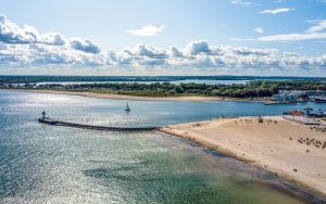 ATLANTIC Grand Hotel Travemünde in Lübeck-Travemünde – Luftbild der Travemündung mit Strand | Wellnesshotel Ostsee