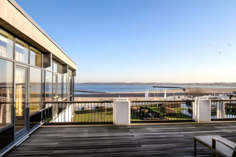 ATLANTIC Grand Hotel Travemünde in Lübeck-Travemünde – Terrasse mit Meerblick auf die Ostsee | Wellnesshotel Ostsee