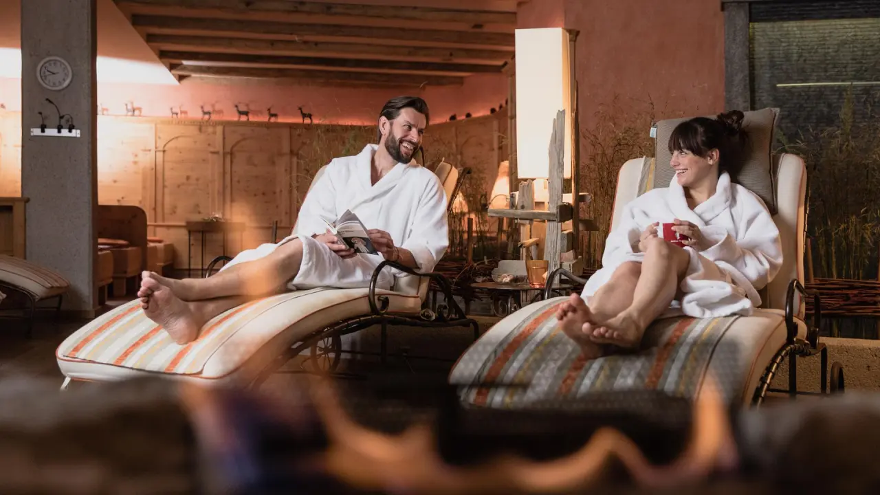 Hotel Alpin Spa Tuxerhof in Tux – Paar entspannt im Bademantel im Spa-Ruhebereich | Wellnesshotel Zillertal
