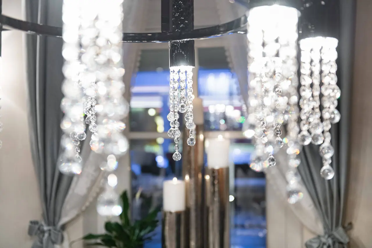 5-Sterne Wellness- & Sporthotel Jagdhof in Röhrnbach – Detailaufnahme eines Kronleuchters | Wellnesshotel Bayerischer Wald