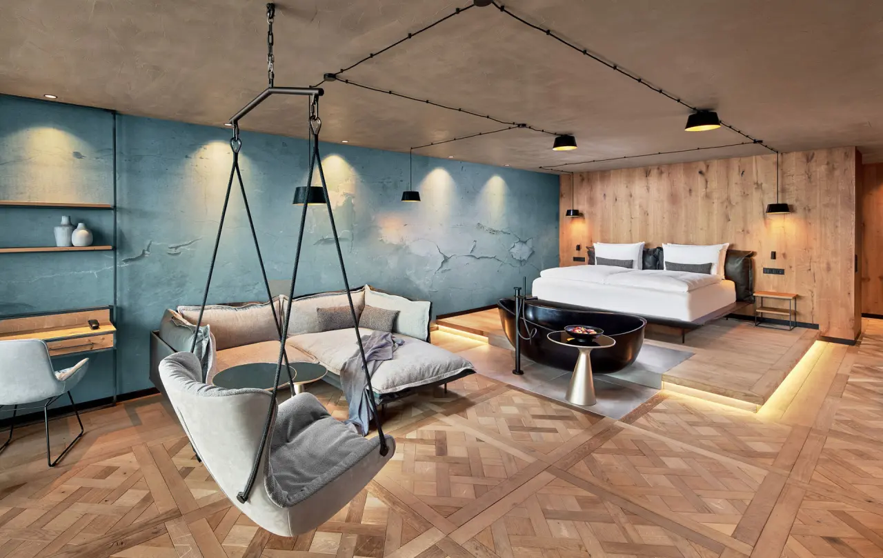 5-Sterne Wellness- & Sporthotel Jagdhof in Röhrnbach – Stilvolle Suite mit Hängesessel und Badewanne | Wellnesshotel Bayerischer Wald