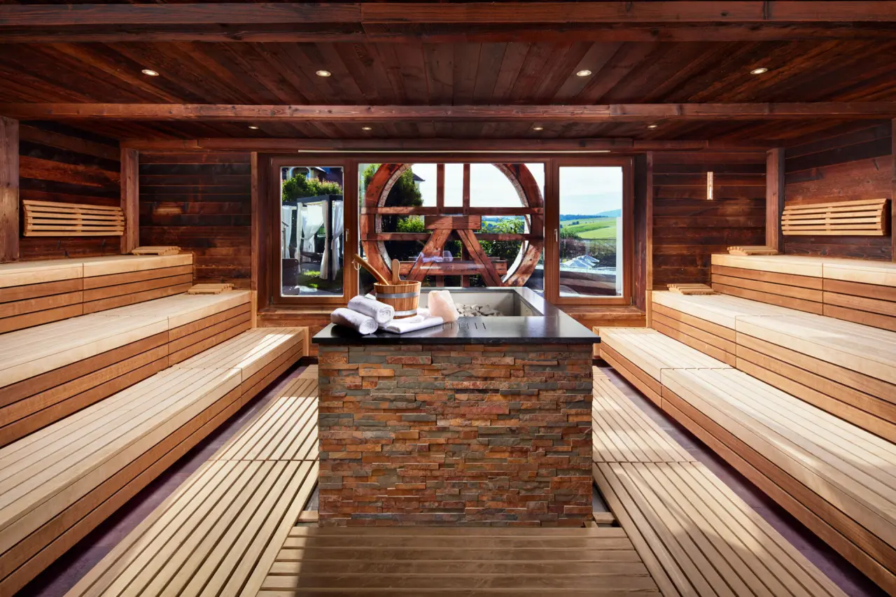 5-Sterne Wellness- & Sporthotel Jagdhof in Röhrnbach – Geräumige Holzsauna mit Ausblick | Wellnesshotel Bayerischer Wald