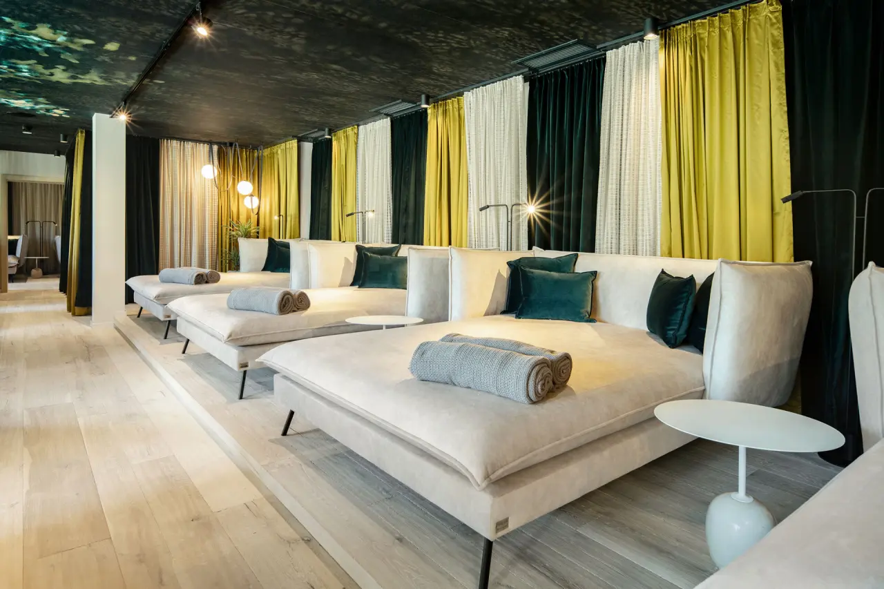 5-Sterne Wellness- & Sporthotel Jagdhof in Röhrnbach – Moderner Ruheraum mit bequemen Liegen | Wellnesshotel Bayerischer Wald