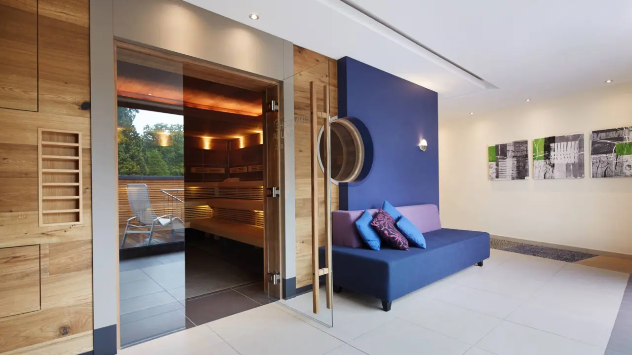 Best Western Premier Park Hotel & Spa in Bad Lippspringe – Eingang zur modernen Sauna mit Ruhemöglichkeit | Wellnesshotel Teutoburger Wald