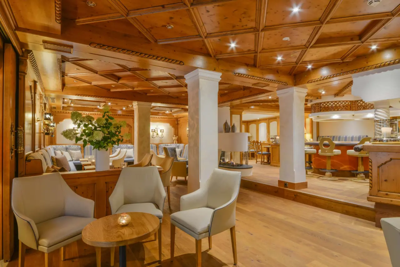 Landhotel Doerr in Bad Laasphe – Gemütliche Lobby und Lounge mit Holzelementen und Sitzbereichen | Wellnesshotel Sauerland