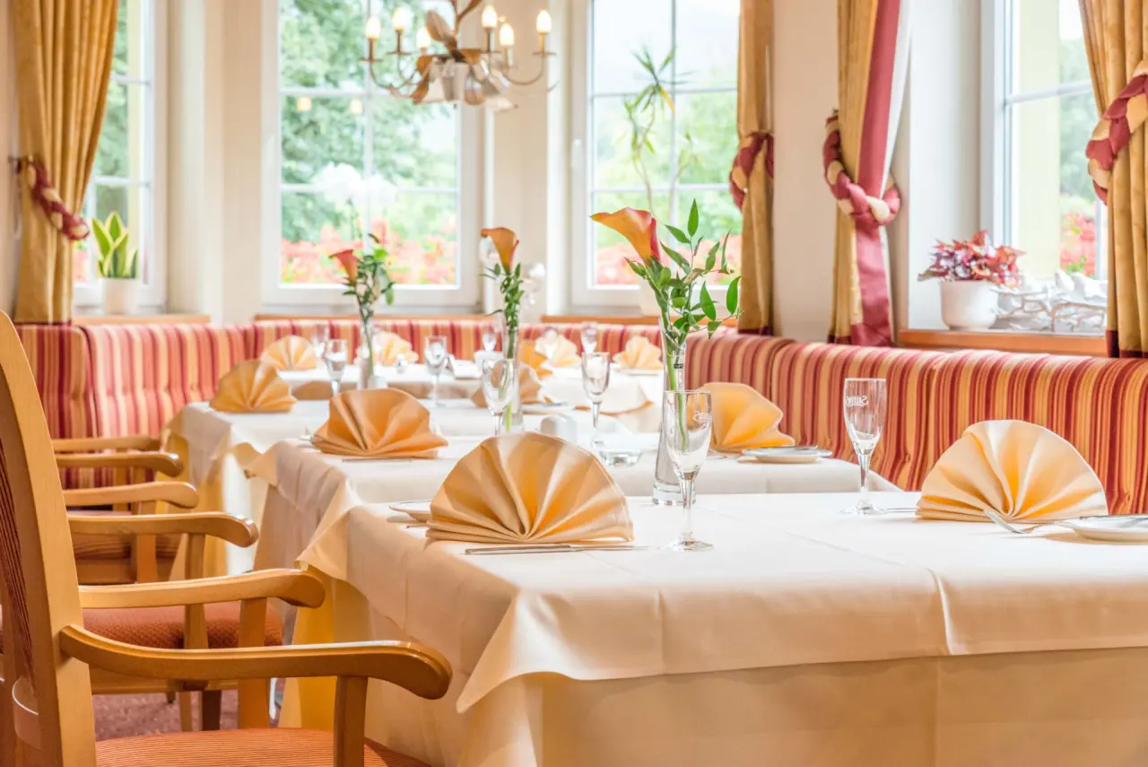 Landhotel Doerr in Bad Laasphe – Hell eingerichteter Restaurantbereich mit festlich gedeckten Tischen | Wellnesshotel Sauerland
