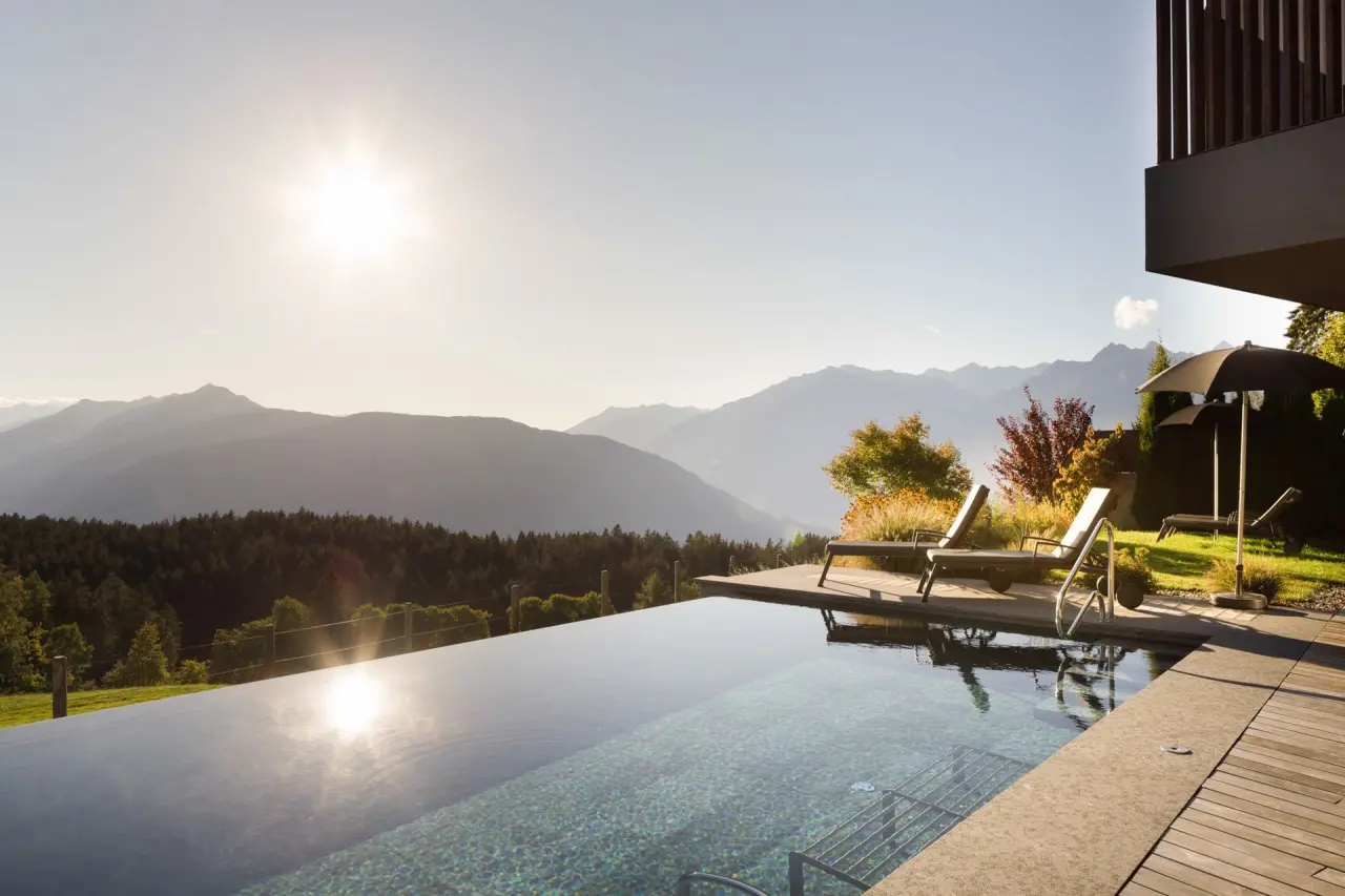 Hotel Chalet Mirabell in Hafling – Infinity-Außenpool mit Sonnenliegen und Alpenpanorama | Wellnesshotel Südtirol