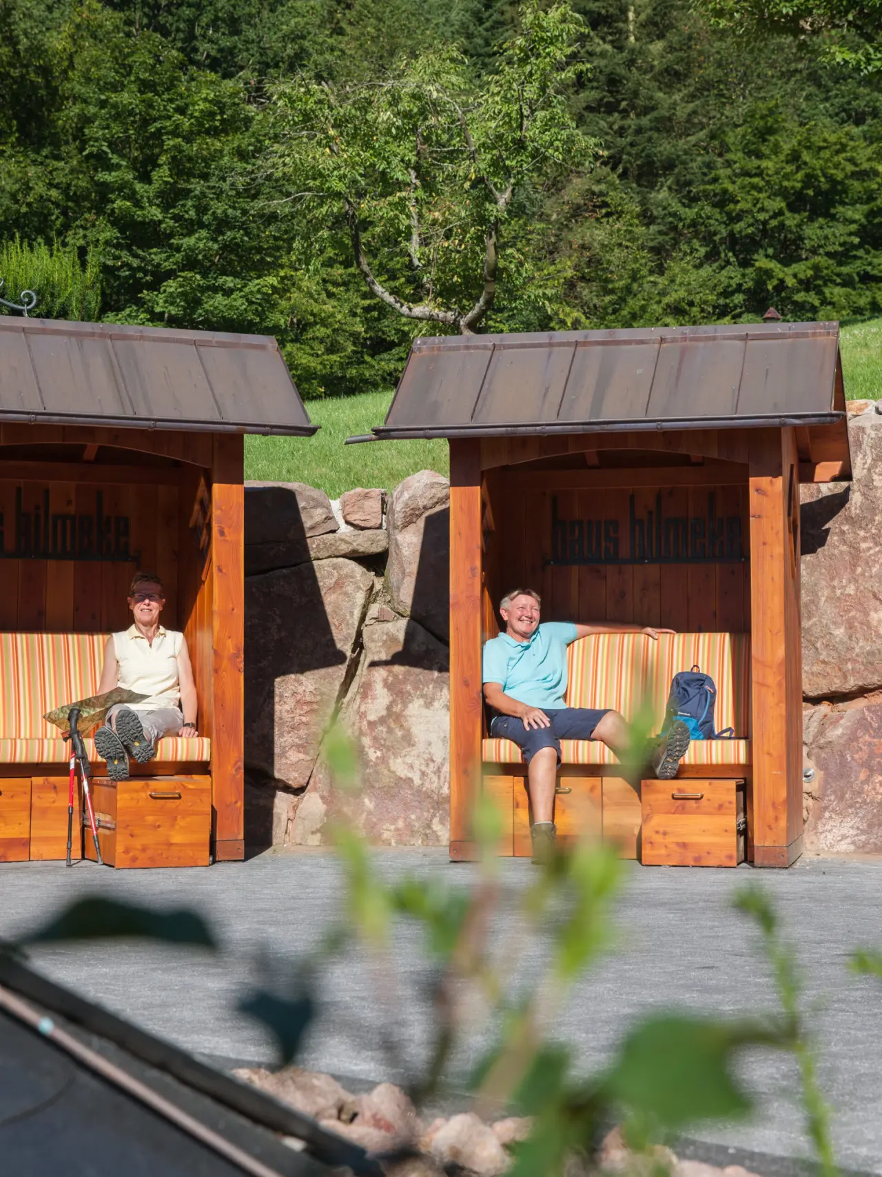 Hotel Haus Hilmeke in Lennestadt – Gäste entspannen in Strandkörben im Hotelgarten | Wellnesshotel Sauerland