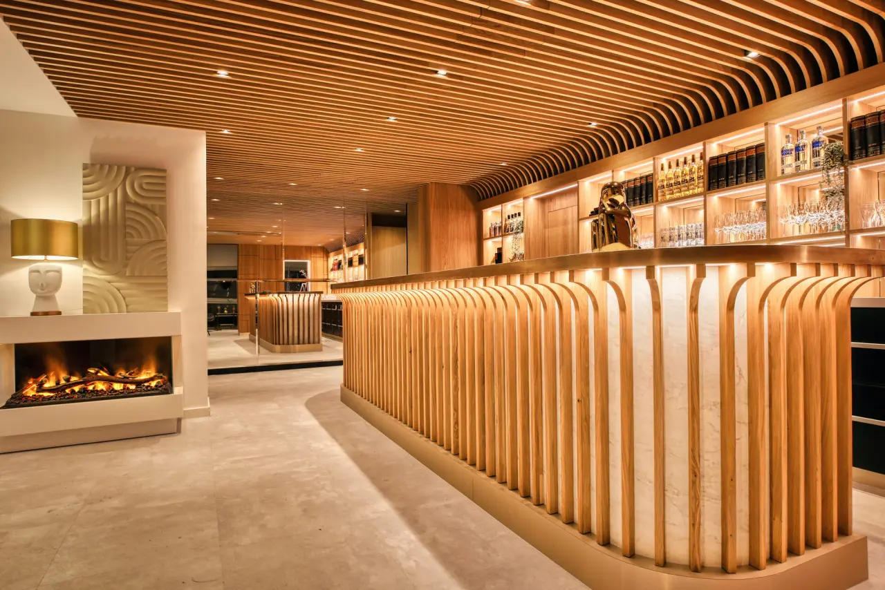Das Kronberg - Adults Only Hotel Bodenmais in Bodenmais – Moderne Hotelbar mit Holzelementen | Wellnesshotel Bayerischer Wald