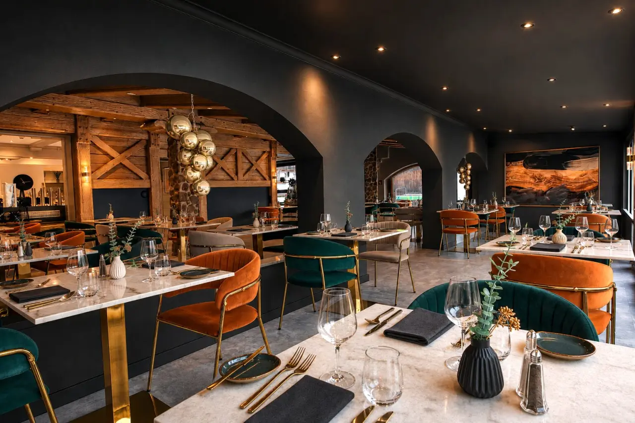 Das Kronberg - Adults Only Hotel Bodenmais in Bodenmais – Elegantes Restaurant mit stimmungsvollem Licht | Wellnesshotel Bayerischer Wald