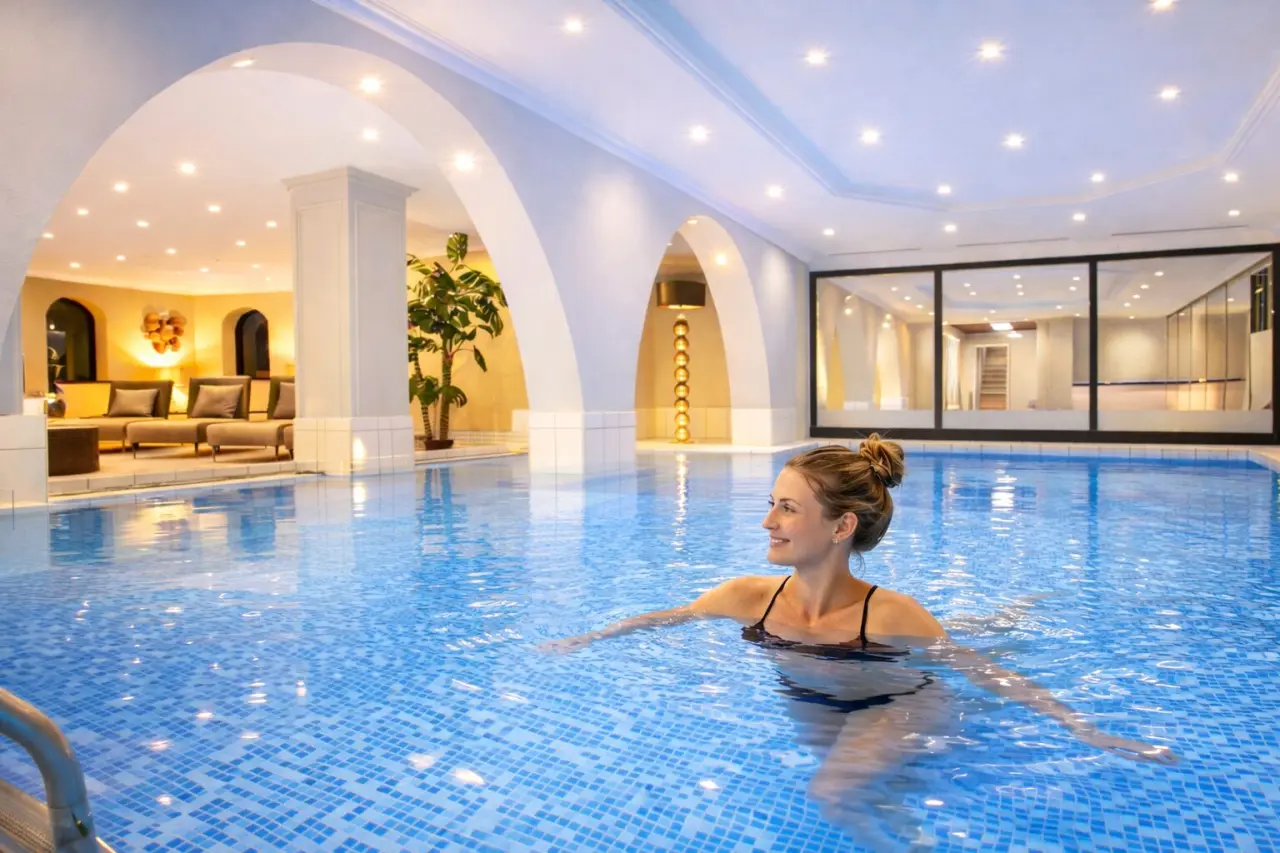Das Kronberg - Adults Only Hotel Bodenmais in Bodenmais – Hallenbad mit einladendem Pool | Wellnesshotel Bayerischer Wald